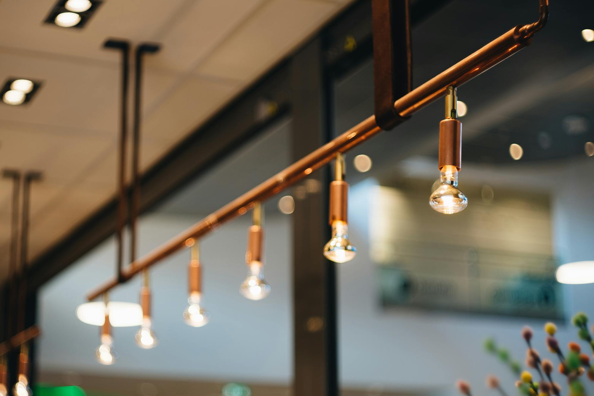 Detailaufnahme hängender Leuchten in einem Interior-Projekt