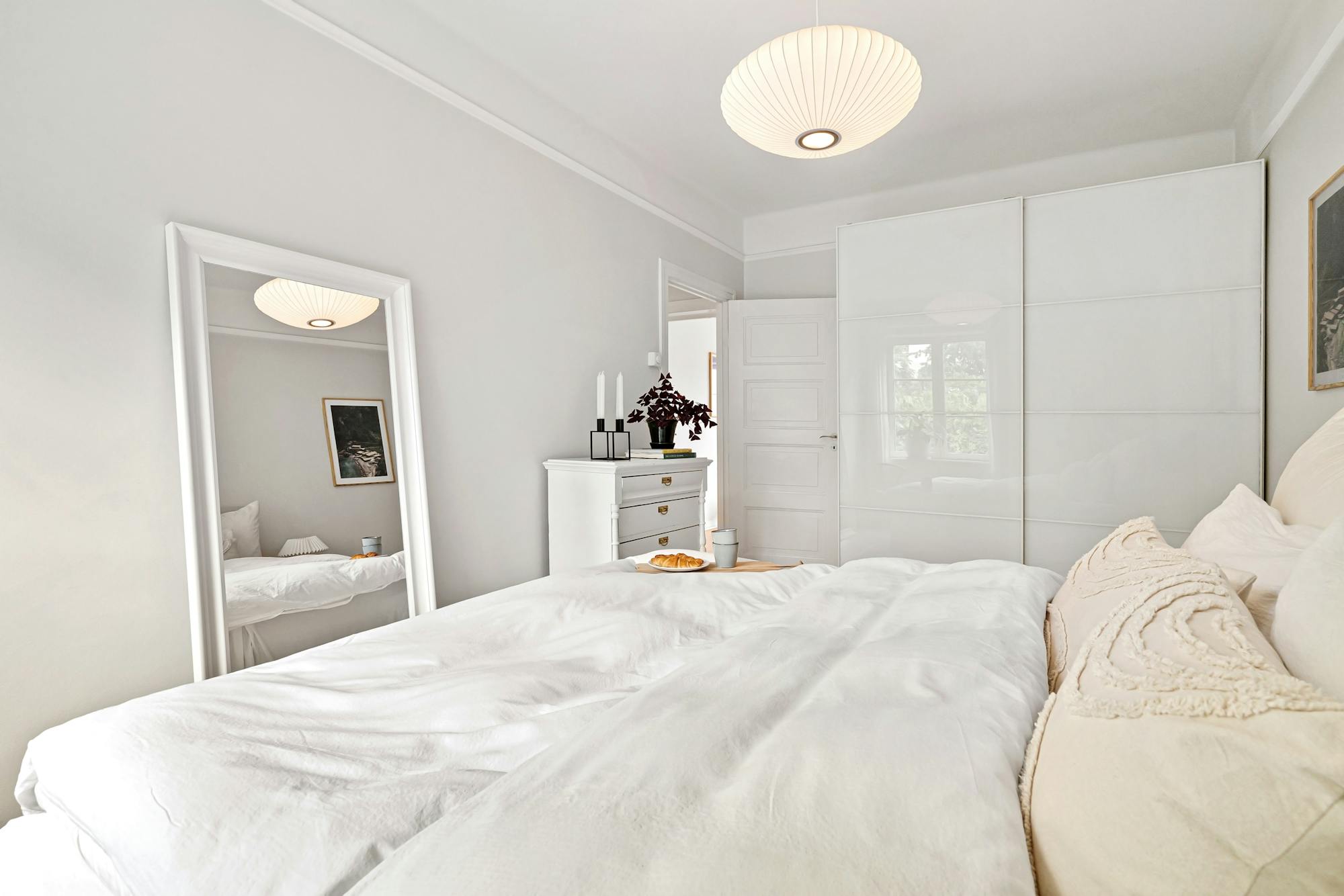 Schlafzimmer mit reduzierter Formensprache und warmen Tönen