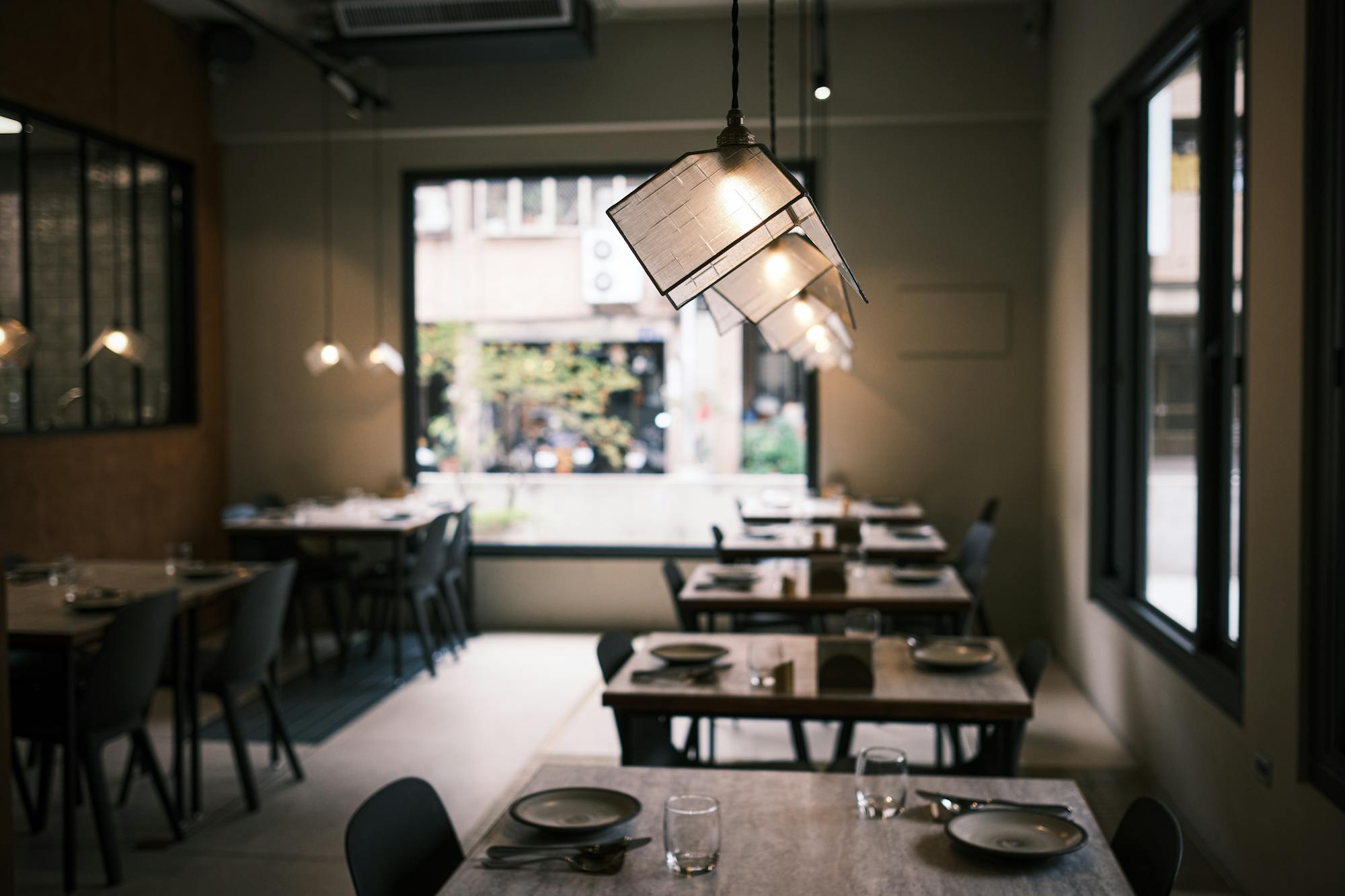 Restaurant-Interieur mit durchdachter Lichtplanung